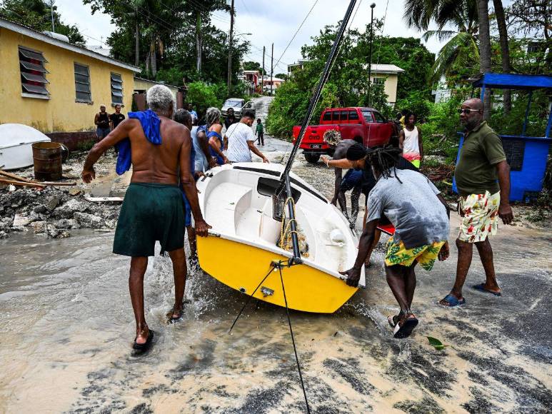Las imágenes del impacto del huracán Beryl en tierra