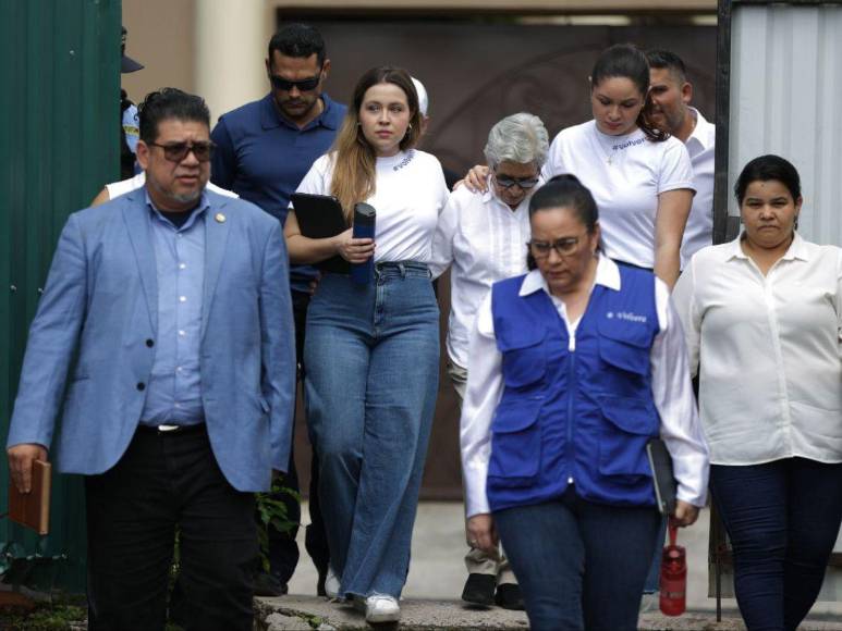 Con rostros tristes y desencajados, familia de JOH sale de conferencia tras sentencia