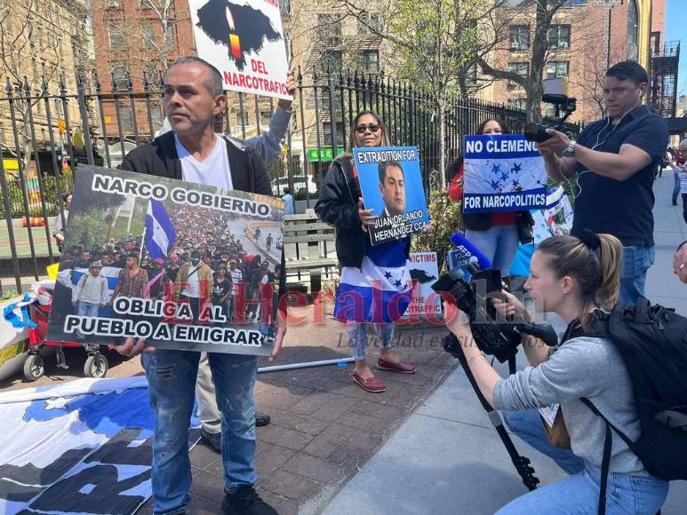 Hondureños protestan afuera de la corte en NY durante audiencia de JOH