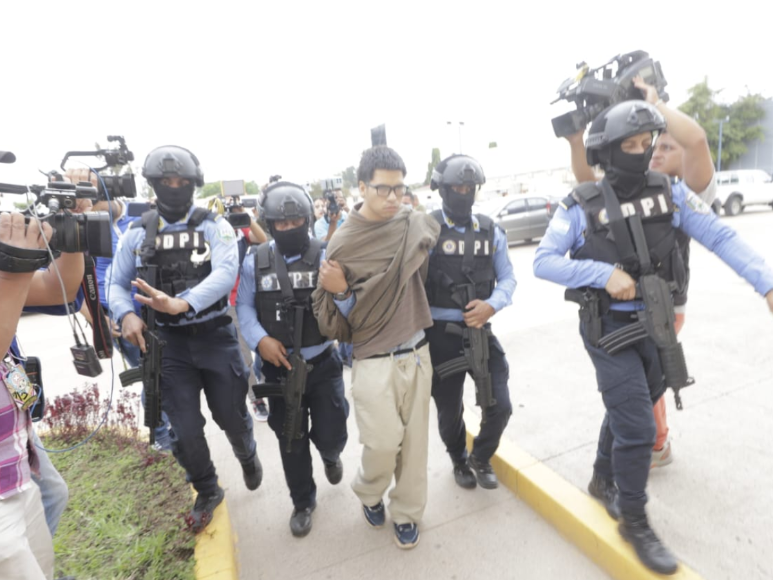 Con “señas de la 18” y patadas, así fue trasladado sexto acusado por crimen en mudanza