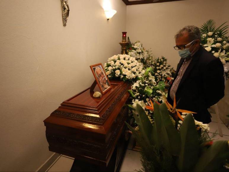 Grandes personalidades y amigos llegan al funeral del excomisionado Ramón Custodio López