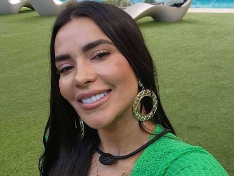 Modelo y mayor que Peso Pluma: así es Dania Méndez, la mujer que señalan como novia del cantante