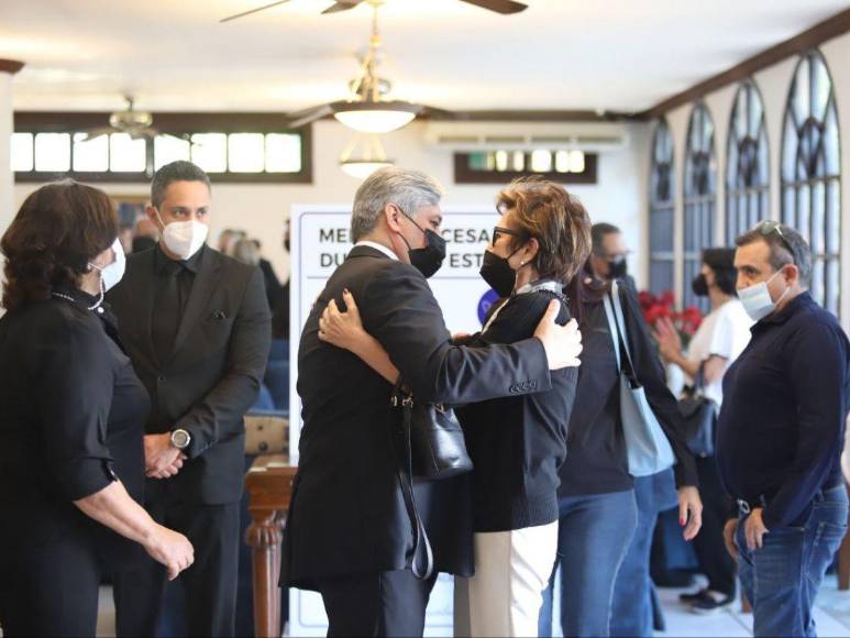 Grandes personalidades y amigos llegan al funeral del excomisionado Ramón Custodio López