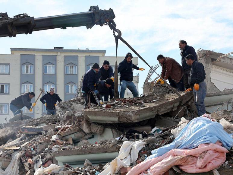 En una carrera contrarreloj, socorristas buscan sobrevivientes tras sismos en Turquía y Siria