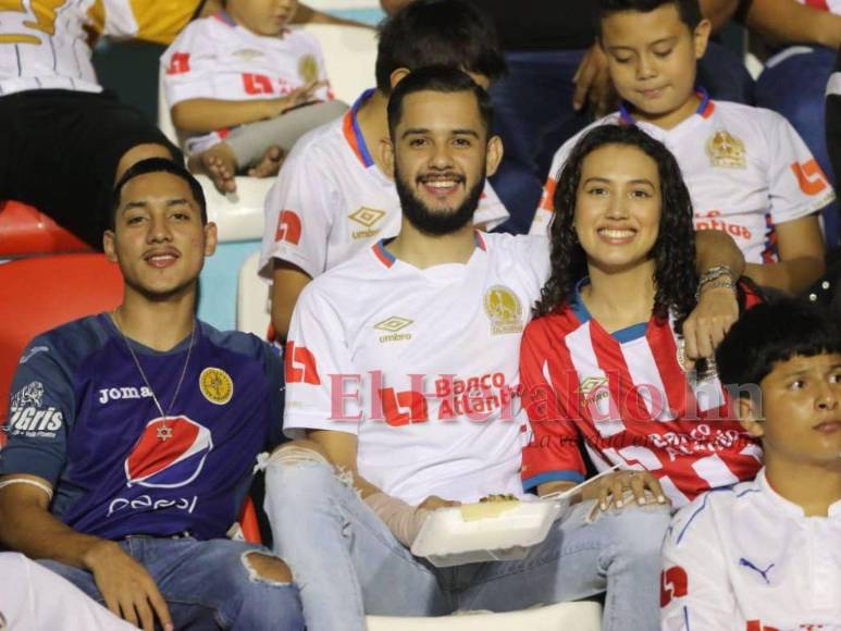 Ambientazo se vive en el Chelato Uclés durante el clásico Olimpia vs Motagua