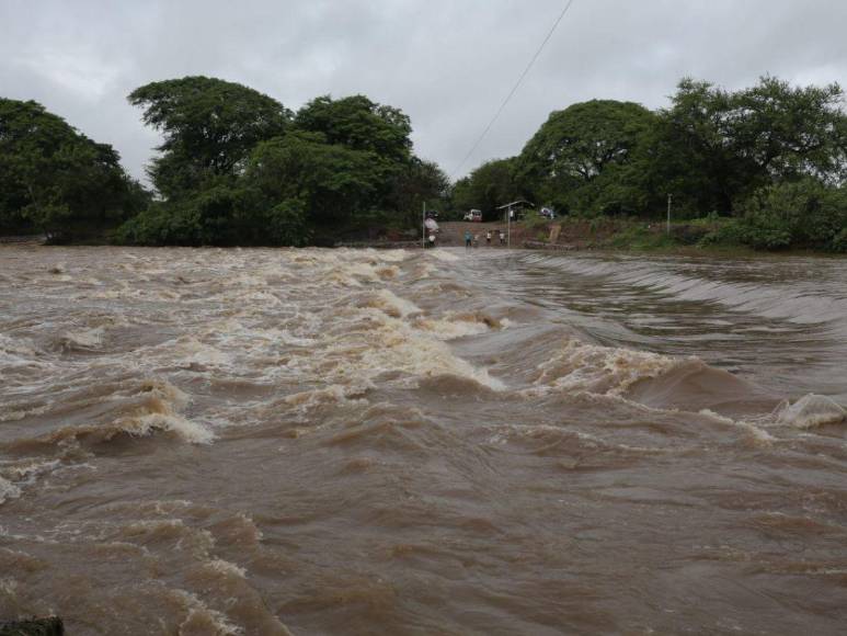 Enfermos cruzan en balsas: dramática situación por inundaciones en el sur de Honduras