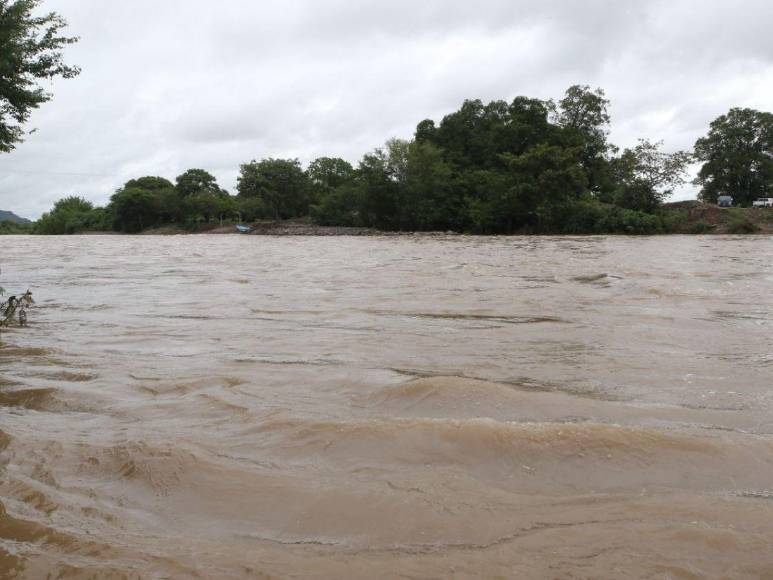 Enfermos cruzan en balsas: dramática situación por inundaciones en el sur de Honduras