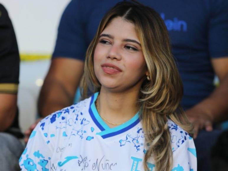 Deslumbrantes y hermosas, así llegaron las catrachas a ver el partido de Honduras vs Cuba