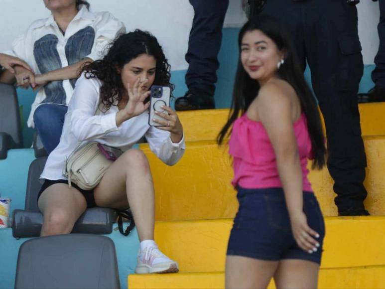 Deslumbrantes y hermosas, así llegaron las catrachas a ver el partido de Honduras vs Cuba