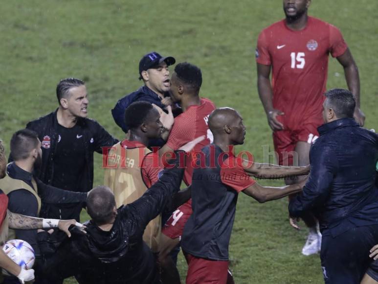 Insultos y golpes: Así fue la pelea entre Diego Vázquez y el técnico canadiense al finalizar el partido (FOTOS)