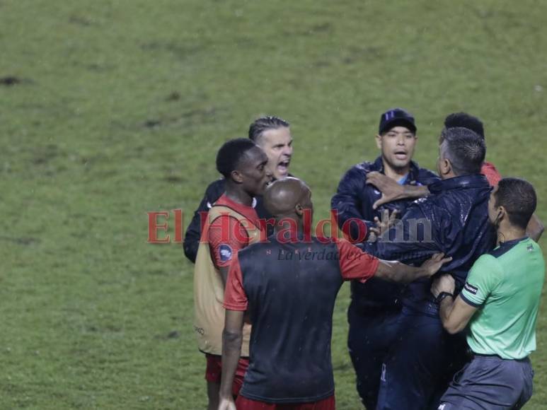 Insultos y golpes: Así fue la pelea entre Diego Vázquez y el técnico canadiense al finalizar el partido (FOTOS)