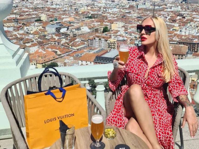 Así es Christina Rapado, la exnovia de Camilo Blanes que lo defiende ante críticas por su cambio de identidad