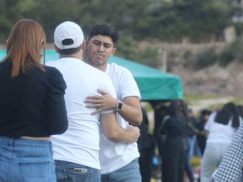 Con flores y camisas memorables, familiares y amigos despiden a Kevin Cáceres