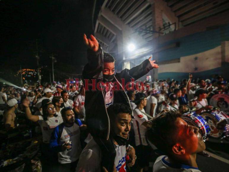 ¡Es imperdible! Así fue la espectacular llegada de la Ultra Fiel al Estadio Chelato Uclés; una celebración adelantada