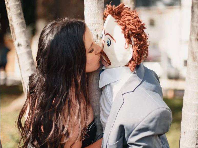 Mujer brasileña casada con muñeco “dio a luz a gemelas en parto normal”