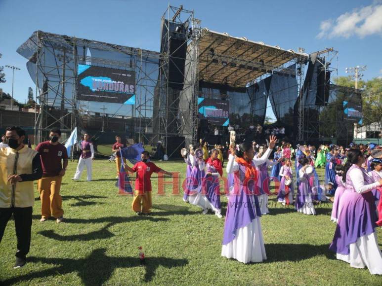 Devoción y fe: Capitalinos celebran Día de la Biblia (FOTOS)
