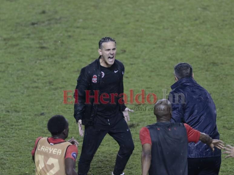 Insultos y golpes: Así fue la pelea entre Diego Vázquez y el técnico canadiense al finalizar el partido (FOTOS)