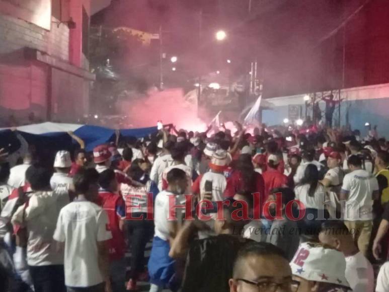 Ambientazo se vive en el Chelato Uclés durante el clásico Olimpia vs Motagua