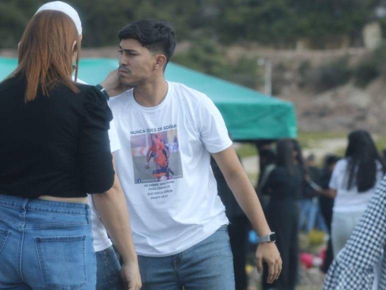 Con flores y camisas memorables, familiares y amigos despiden a Kevin Cáceres