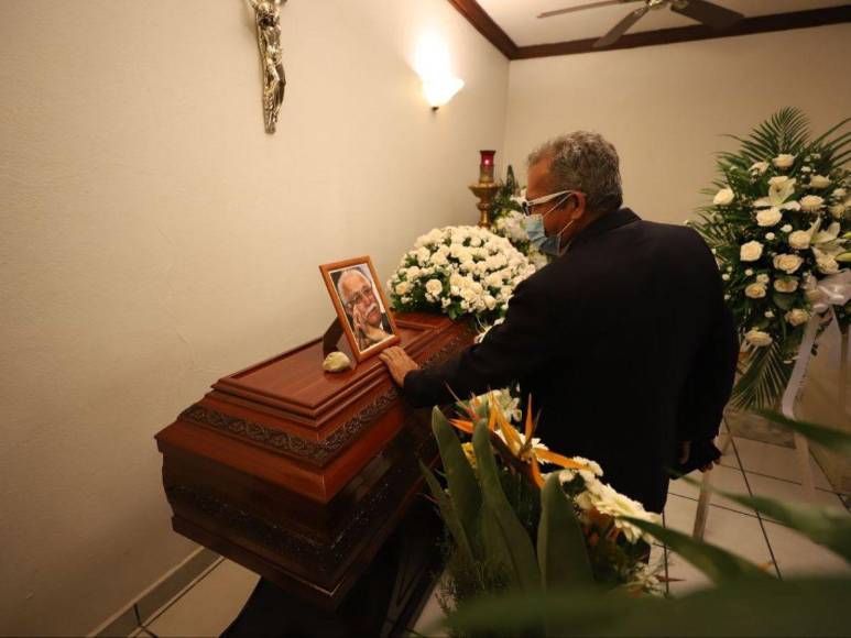 Grandes personalidades y amigos llegan al funeral del excomisionado Ramón Custodio López