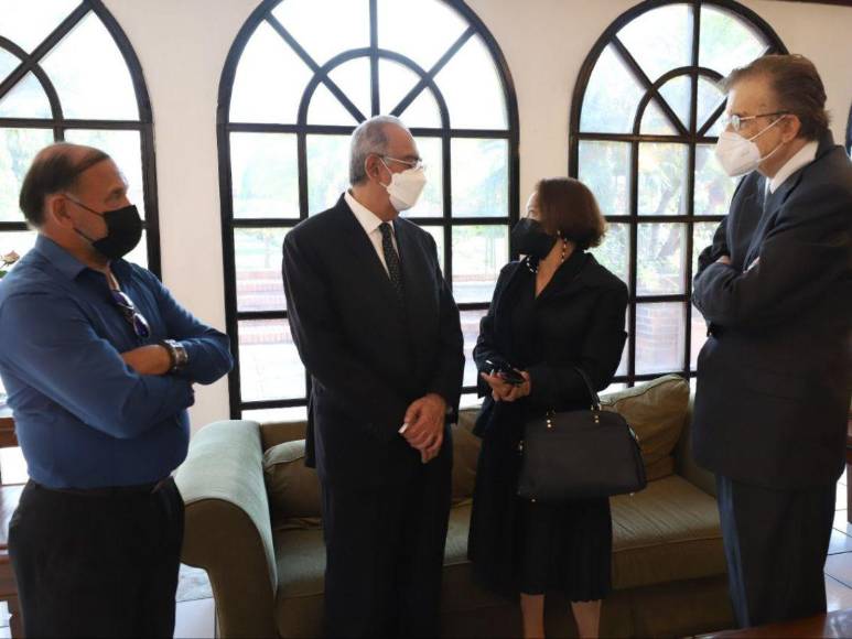 Grandes personalidades y amigos llegan al funeral del excomisionado Ramón Custodio López