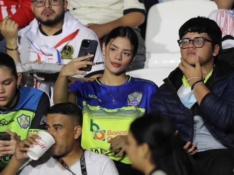 Bellas damas engalanaron el Olancho FC vs Olimpia: Esposa de futbolista causó furor Bellas damas engalanaron el Olancho FC vs Olimpia: Esposa de futbolista causó furor