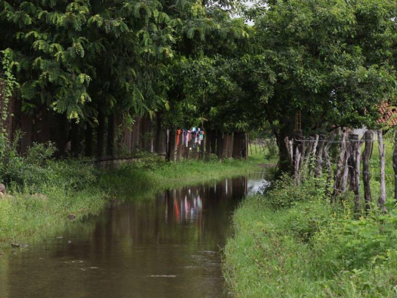 Enfermos cruzan en balsas: dramática situación por inundaciones en el sur de Honduras