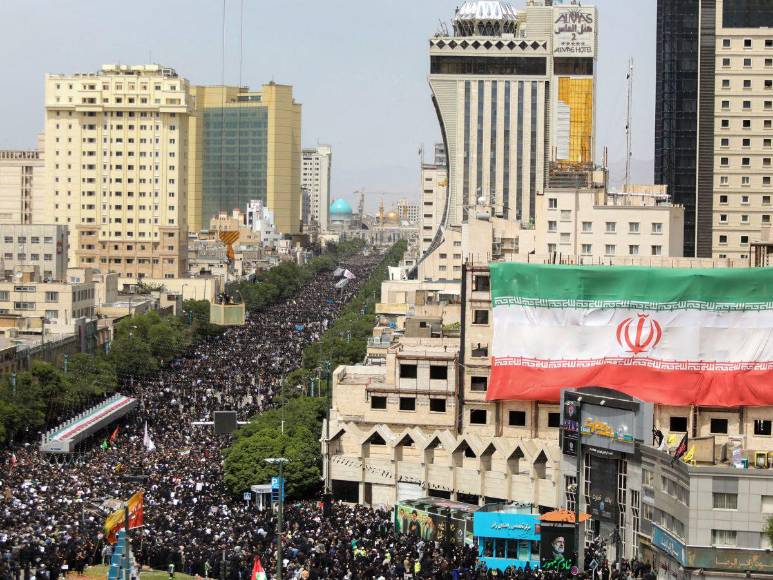 Millones de personas sepultan a presidente de Irán, víctima de accidente aéreo