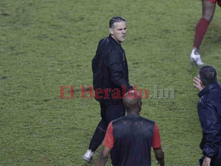 Insultos y golpes: Así fue la pelea entre Diego Vázquez y el técnico canadiense al finalizar el partido (FOTOS)