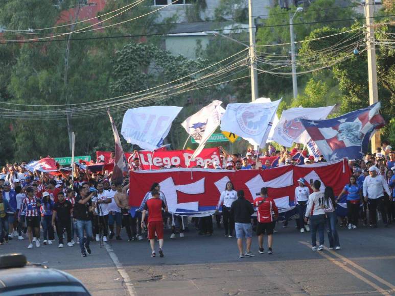 ¡Llegó el bicampeón! La impresionante entrada de la Ultra Fiel para el debut de Olimpia ante Real España