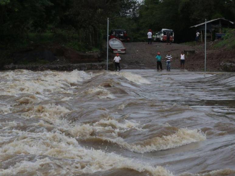 Enfermos cruzan en balsas: dramática situación por inundaciones en el sur de Honduras
