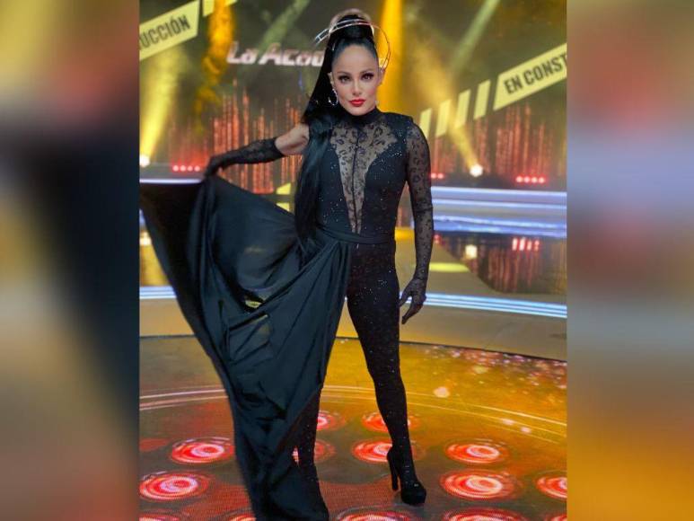 Excéntricos, espectaculares y únicos: los looks de Lolita Cortés en La Academia