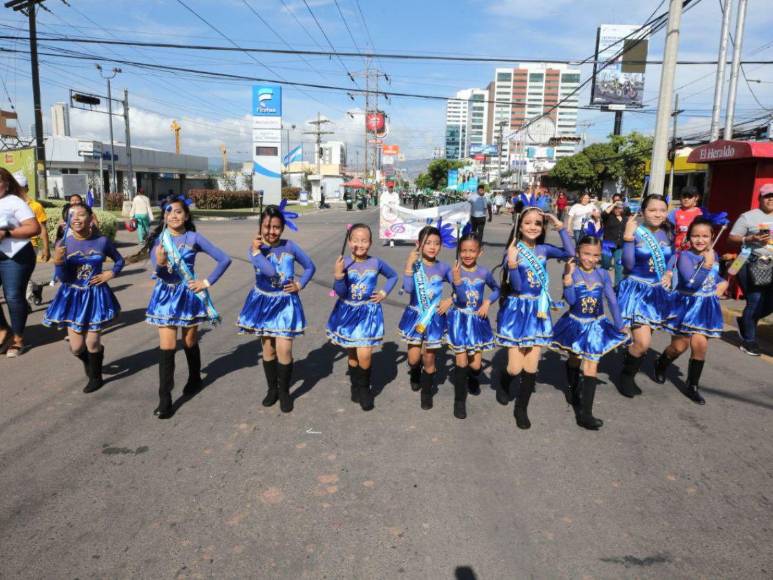 Pequeñas palillonas rinden tributo a la patria en desfiles en la capital