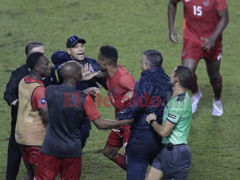 Insultos y golpes: Así fue la pelea entre Diego Vázquez y el técnico canadiense al finalizar el partido (FOTOS)