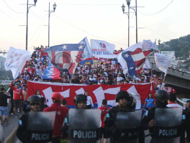 ¡Llegó el bicampeón! La impresionante entrada de la Ultra Fiel para el debut de Olimpia ante Real España