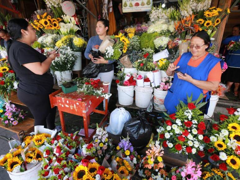 Flores, chocolates y peluches: calles de Tegucigalpa se llenan de detalles previo al Día de San Valentín