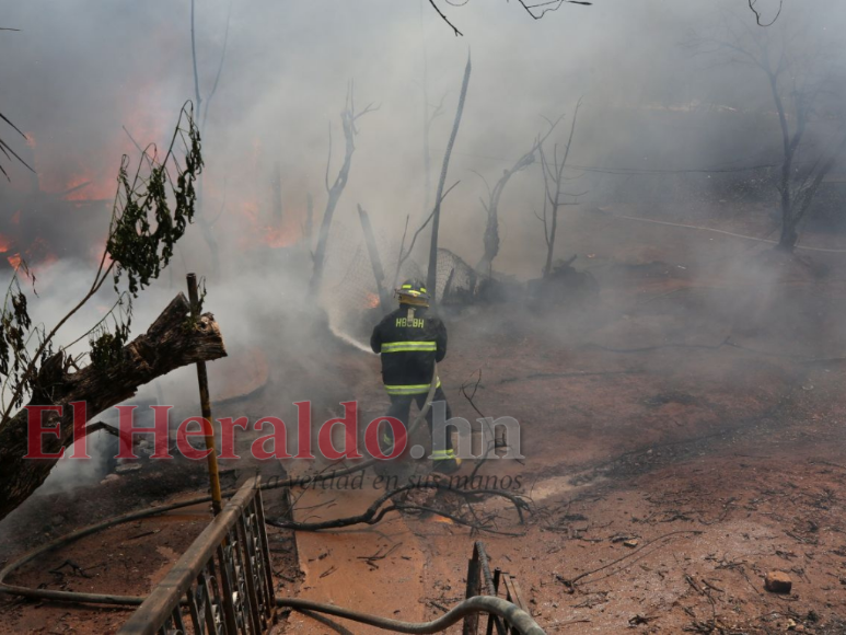 Las impactantes imágenes que dejó incendio de vivienda en Tegucigalpa