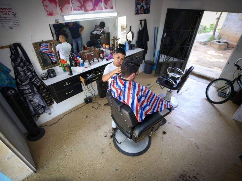 Juguetes, útiles y materiales para su negocio: Roberto Contreras sorprende con donación a Eduardo Espinal, niño barbero en Comayagua