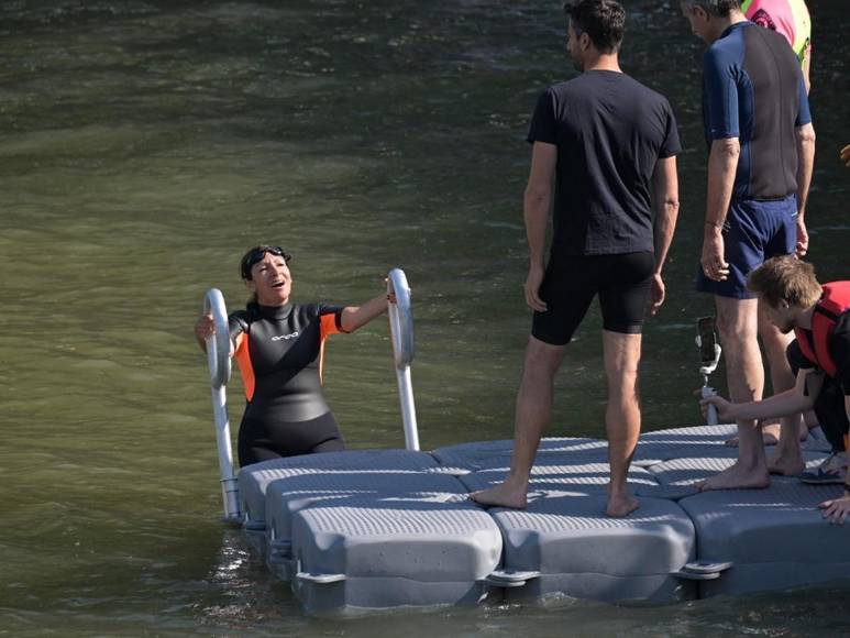 Anne Hidalgo, alcaldesa de París, nada en Río Sena para confirmar descontaminación