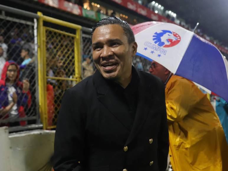 No se vio: Pelea de Menjívar con Jiménez, periodista robó miradas y Aguirre lleno de sangre