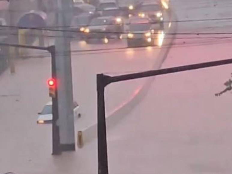 Calles inundadas, autos atrapados y daños por lluvias en la capital