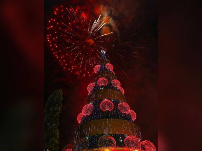 El Salvador enciende árbol navideño gigante iniciando temporada navideña