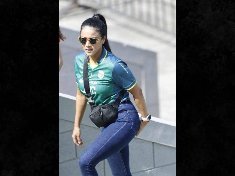 Bellas aficionadas verdolagas presentes en el clásico entre Marathón y Real España