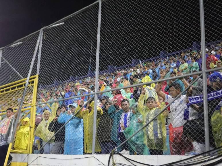 No se vio: Pelea de Menjívar con Jiménez, periodista robó miradas y Aguirre lleno de sangre