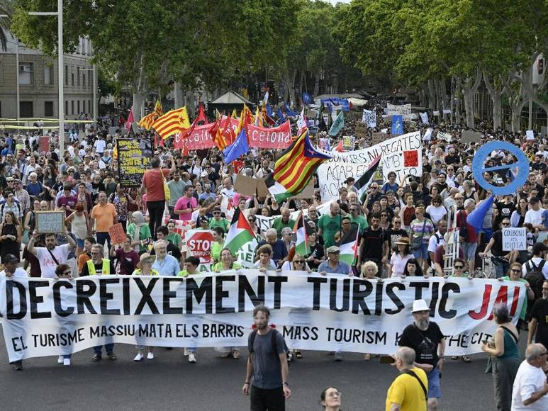 Barcelona protesta contra el turismo masivo: “Hace invivible la ciudad”