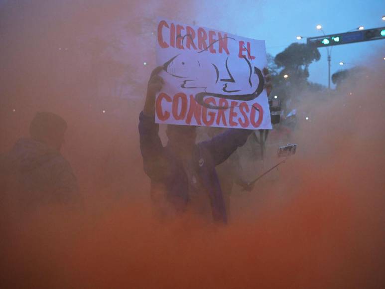 Piden cierre del Congreso y renuncia de Boluarte: imágenes de las protestas en Perú