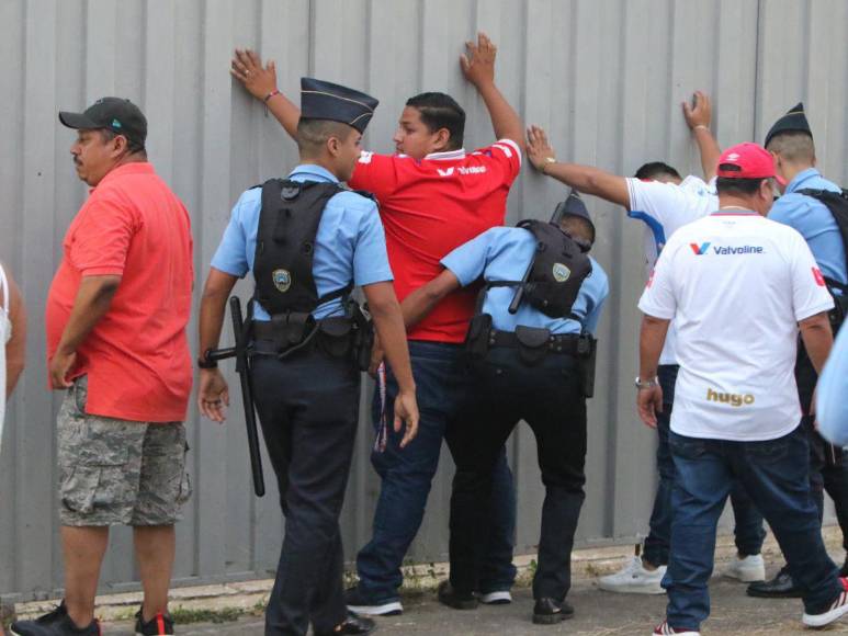 ¡Estadio dividido! Así se vive el ambiente del Olimpia-Génesis por la ida