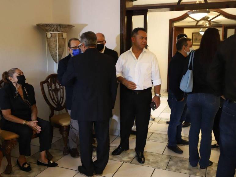 Grandes personalidades y amigos llegan al funeral del excomisionado Ramón Custodio López