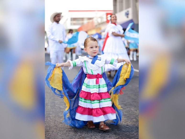 Influencers desfilando, mascotas e inclusión: las curiosidades en los desfiles patrios este 2023