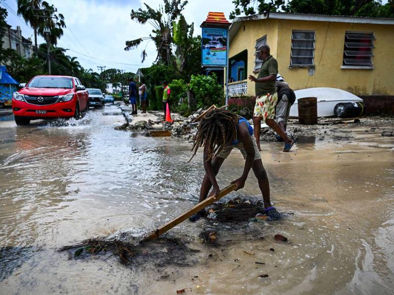 Las imágenes del impacto del huracán Beryl en tierra